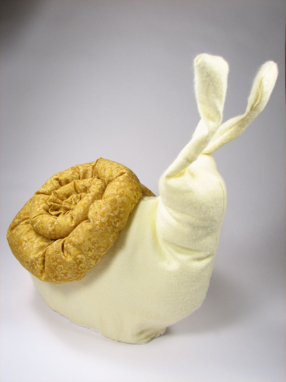 A velvet bristlebot racing snail