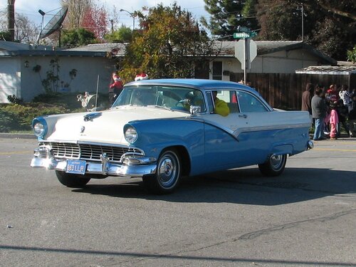 Lakewood neighborhood holiday parade