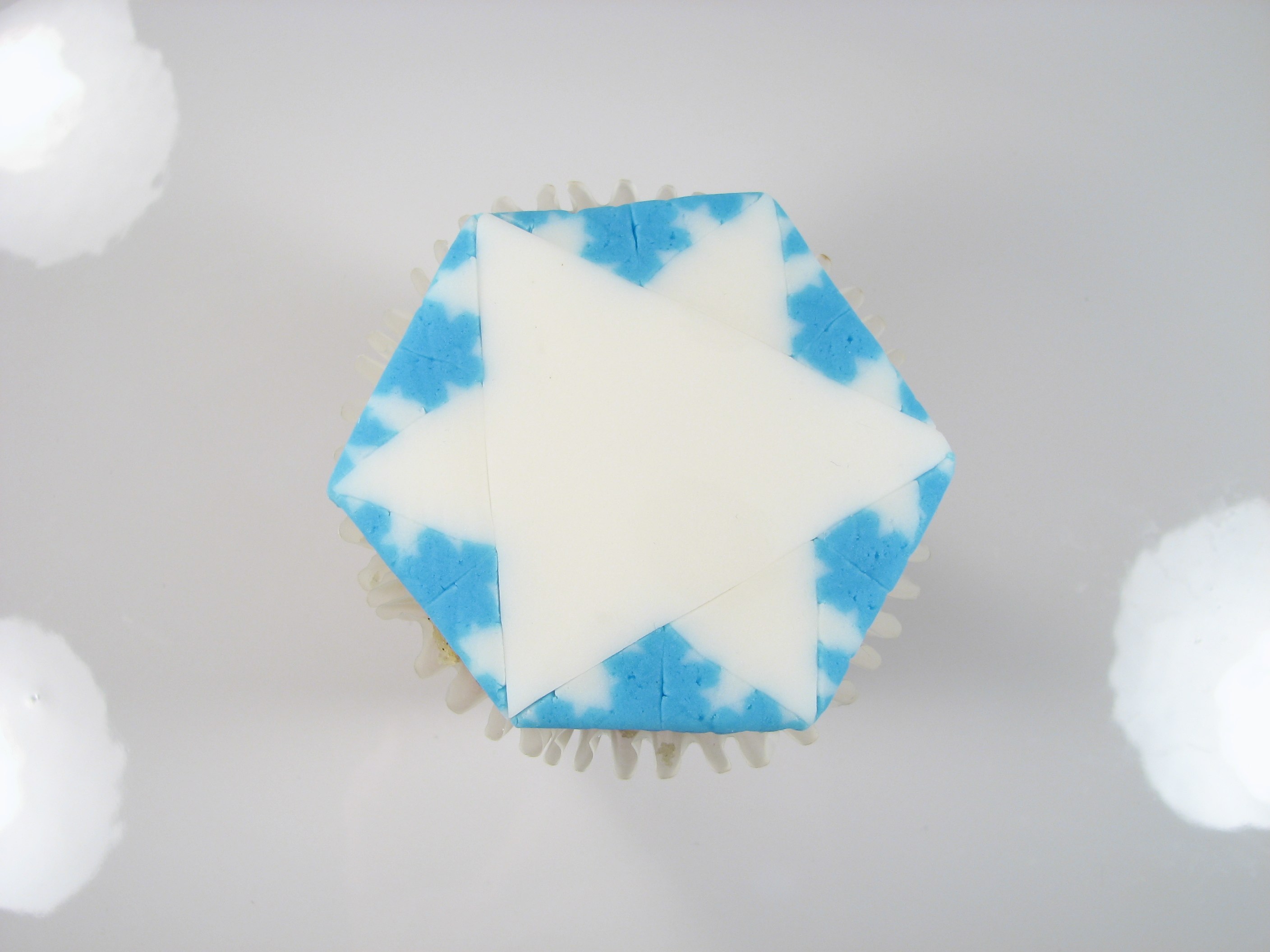 Fractal Snowflake Cupcakes - 25