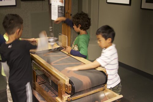 Drawing waveforms with a sand filled pendulum