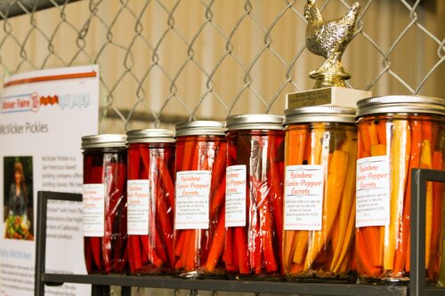 Rainbow pickled carrots