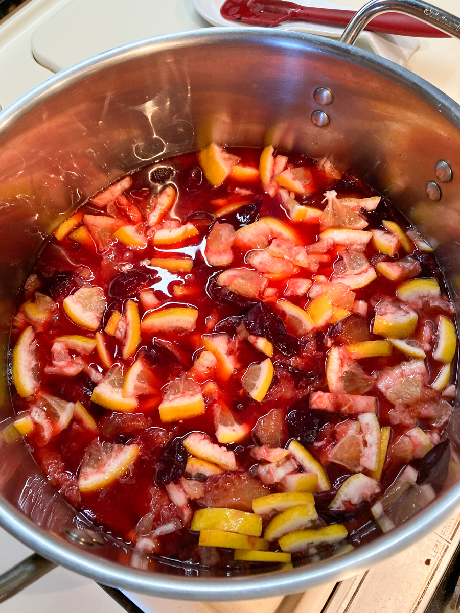 Lemon and plum pieces in a pot