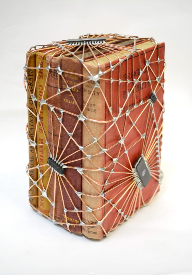 Microchip synapses 29 – Between the now and the infinite by LEONARDO ULIAN 